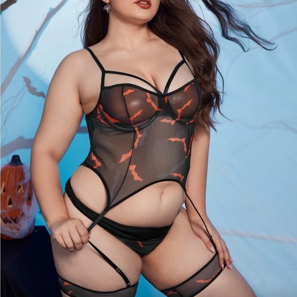 Plus Halloween Bat Print Underwire Garter Lingerie Set